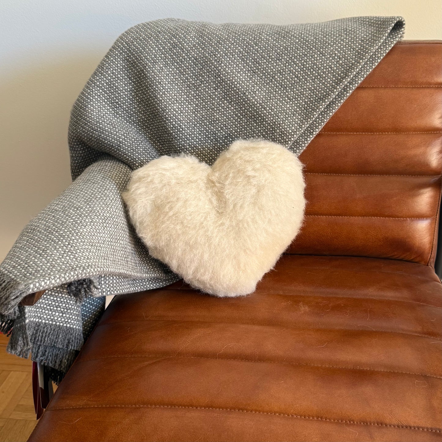 Alpaka Herzkissen aus Alpakawolle – flauschiges Kuschelkissen in Herzform