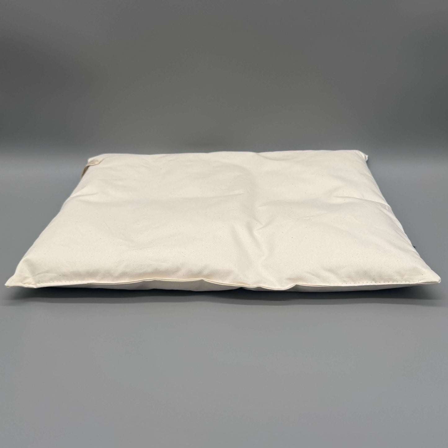 Natürliches Flachkissen Alpakawolle in Cremefarbe, ideal für Nacken- und Schulterentspannung.