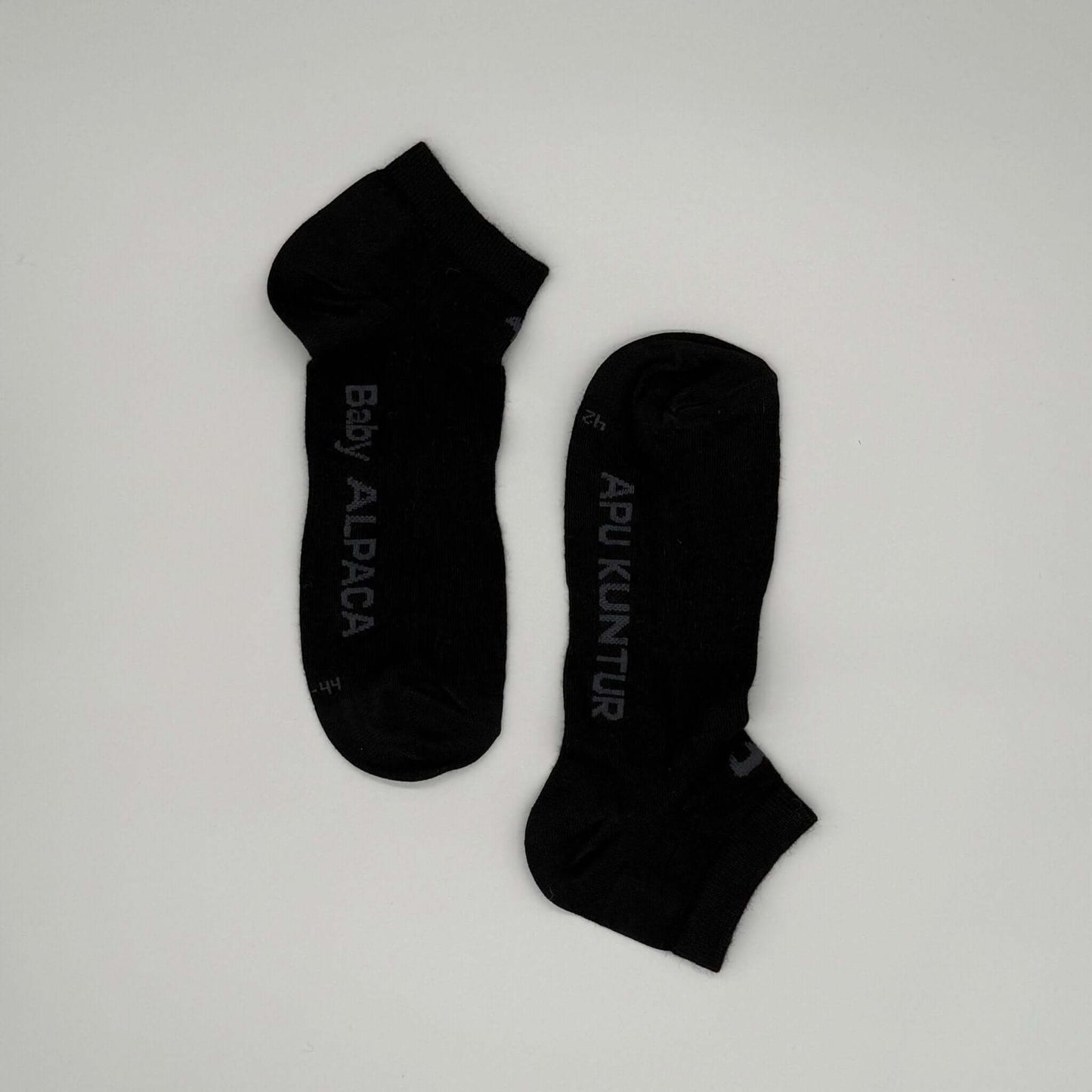 Alpakasocken in Schwarz aus 70% Baby Alpakawolle für Frühling und Sommer