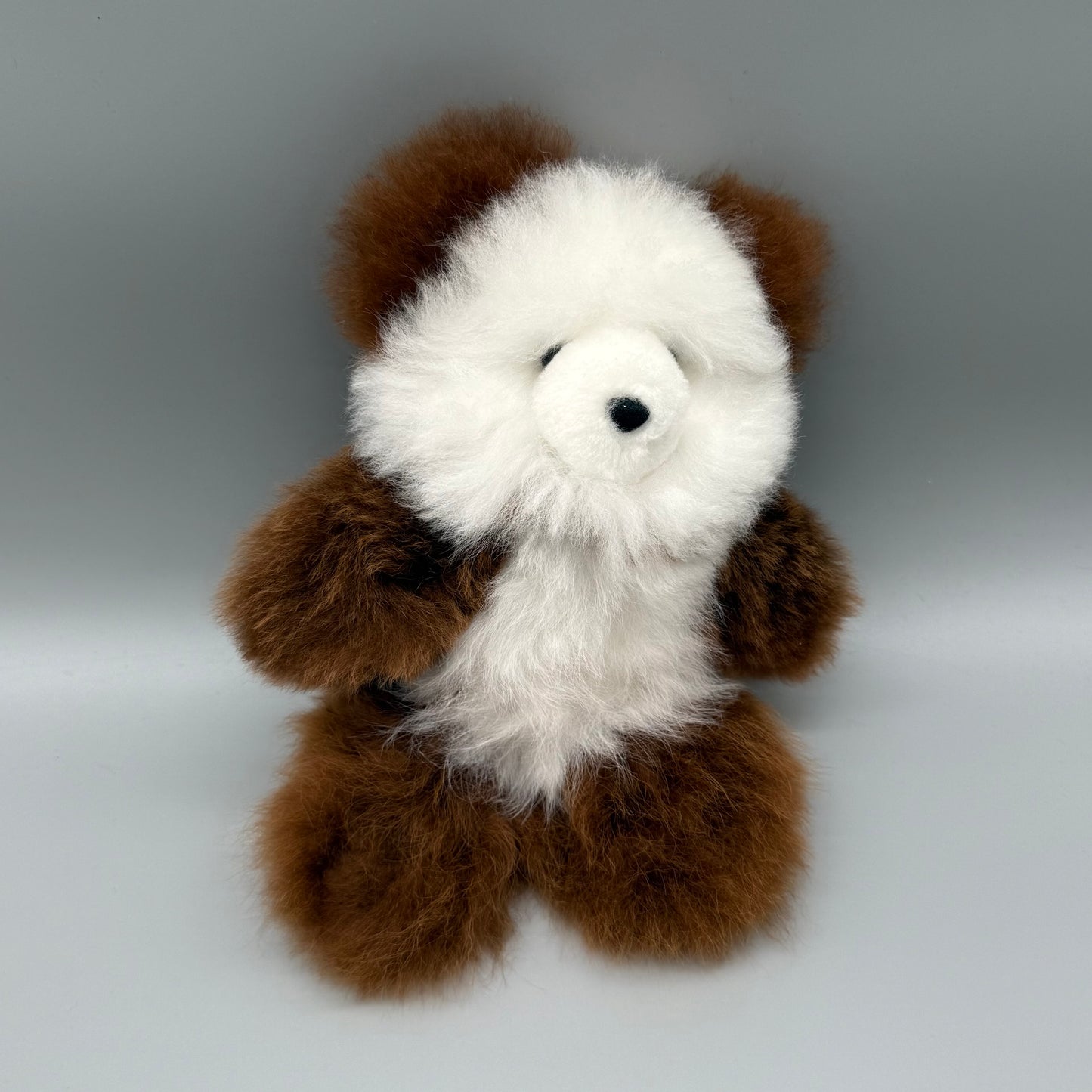 Alpaka Kuscheltier Teddybär aus Baby Alpakawolle in Braun und Weiß, weich und kuschelig.