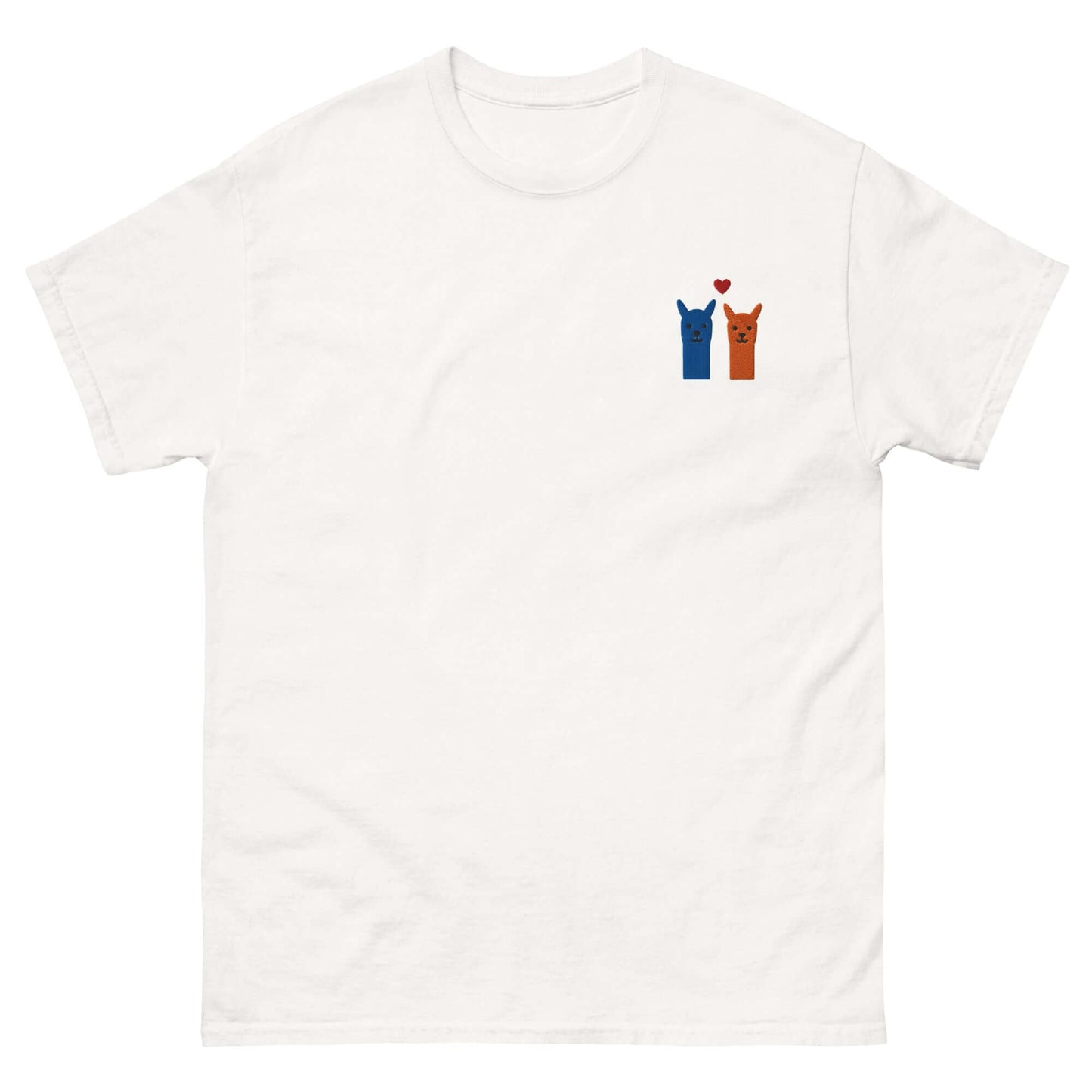 Alpaka T Shirt bestickt mit zwei niedlichen Alpakas und einem Herz Motiv auf weißem Hintergrund.