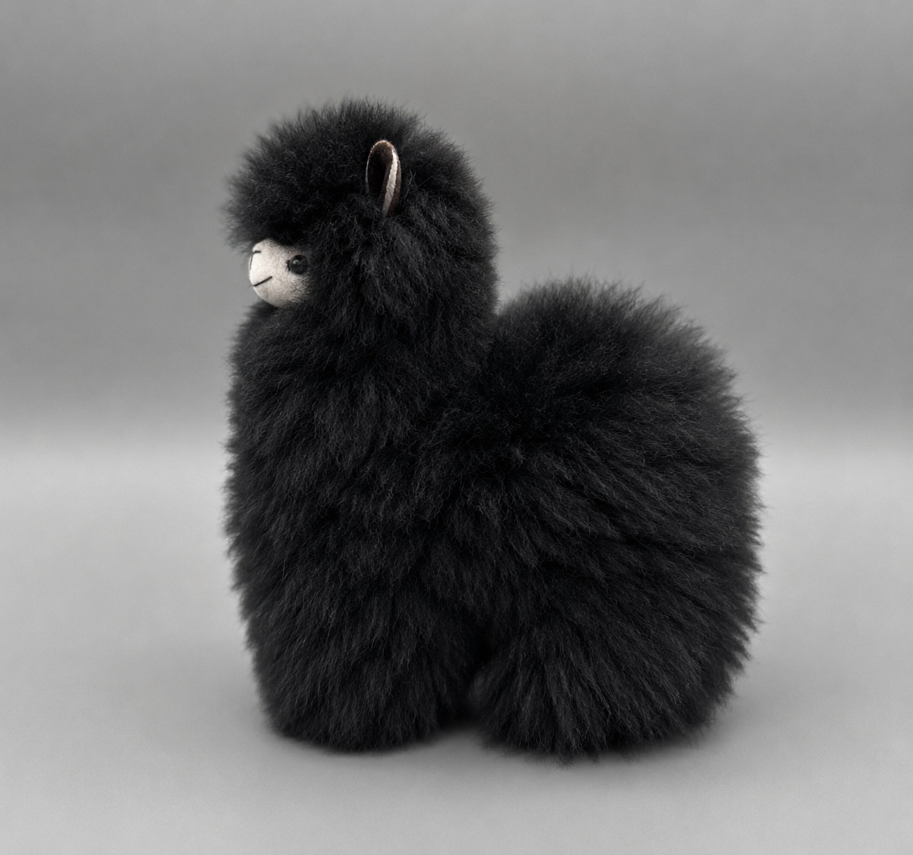 Alpaka Kuscheltier Baby Alpaka 24 cm – handgemacht aus echtem Alpakafell (Braun, Beige, Schwarz)