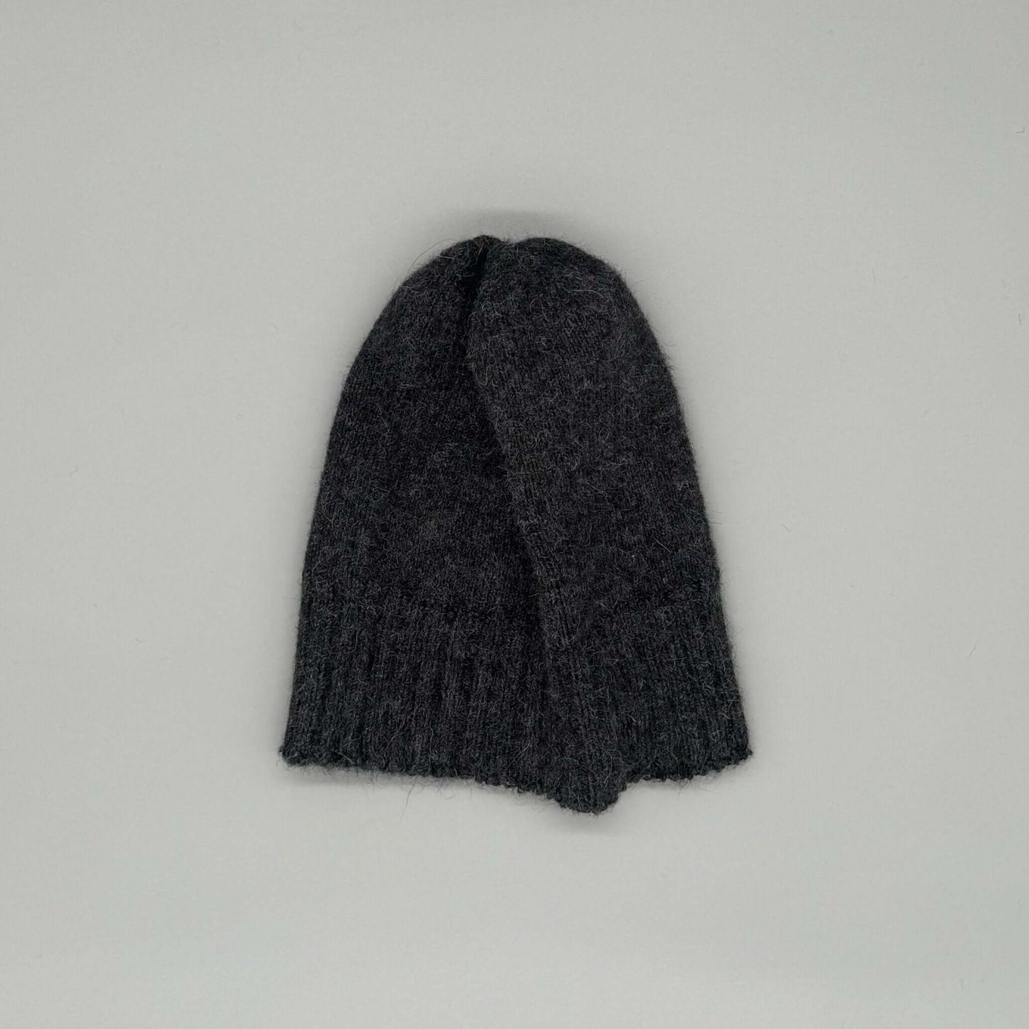 Alpaka Mütze Herren aus 100 % Baby-Alpakawolle in Grau, handgestrickt, stilvoll und warm.