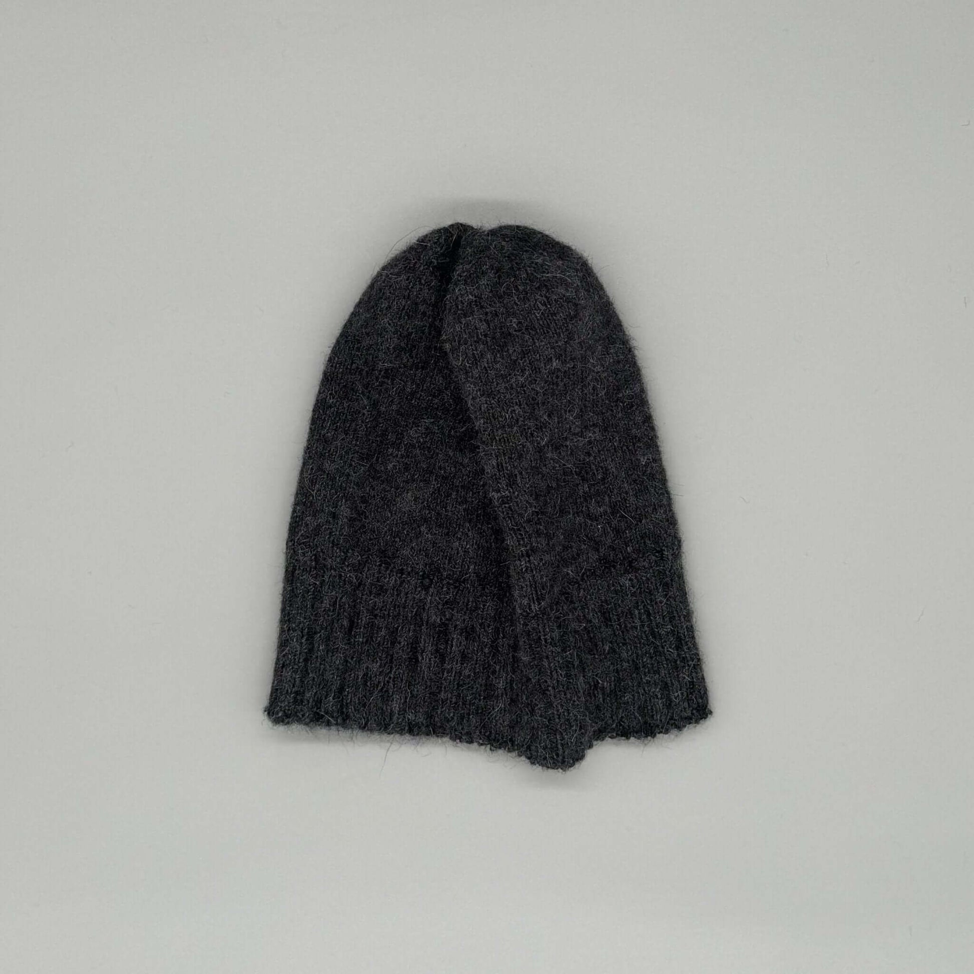 Alpaka Mütze Herren aus 100 % Baby-Alpakawolle in Grau, handgestrickt, stilvoll und warm.