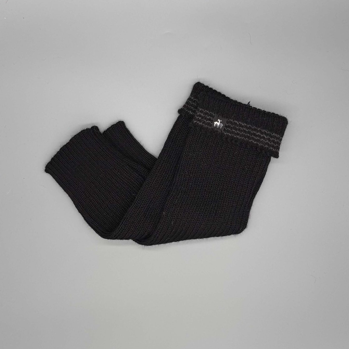 Schwarze Alpaka Stulpen aus 100% Baby-Alpakawolle für optimalen Kälteschutz und hohen Tragekomfort.