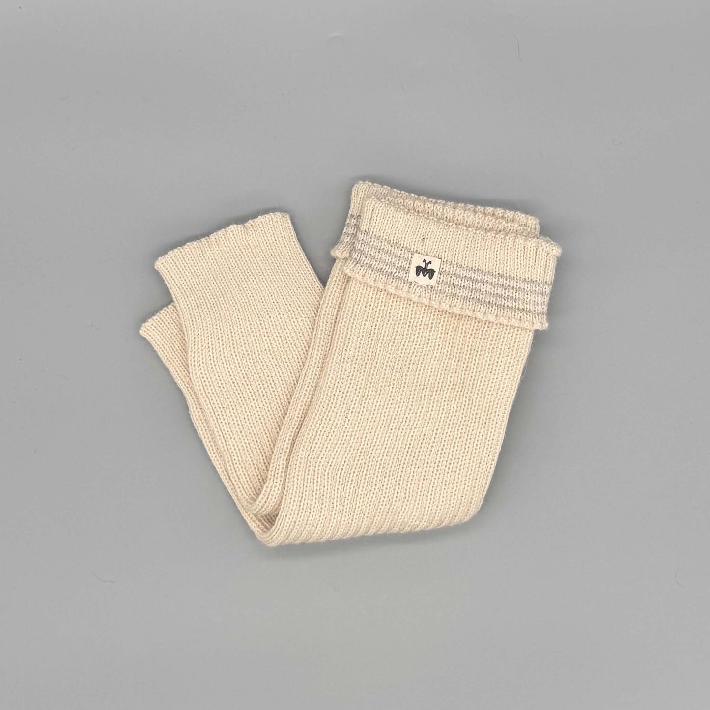 Alpaka Stulpen aus 100% Baby-Alpakawolle in Beige, weich und warm für die Beine, ideal für kalte Tage.
