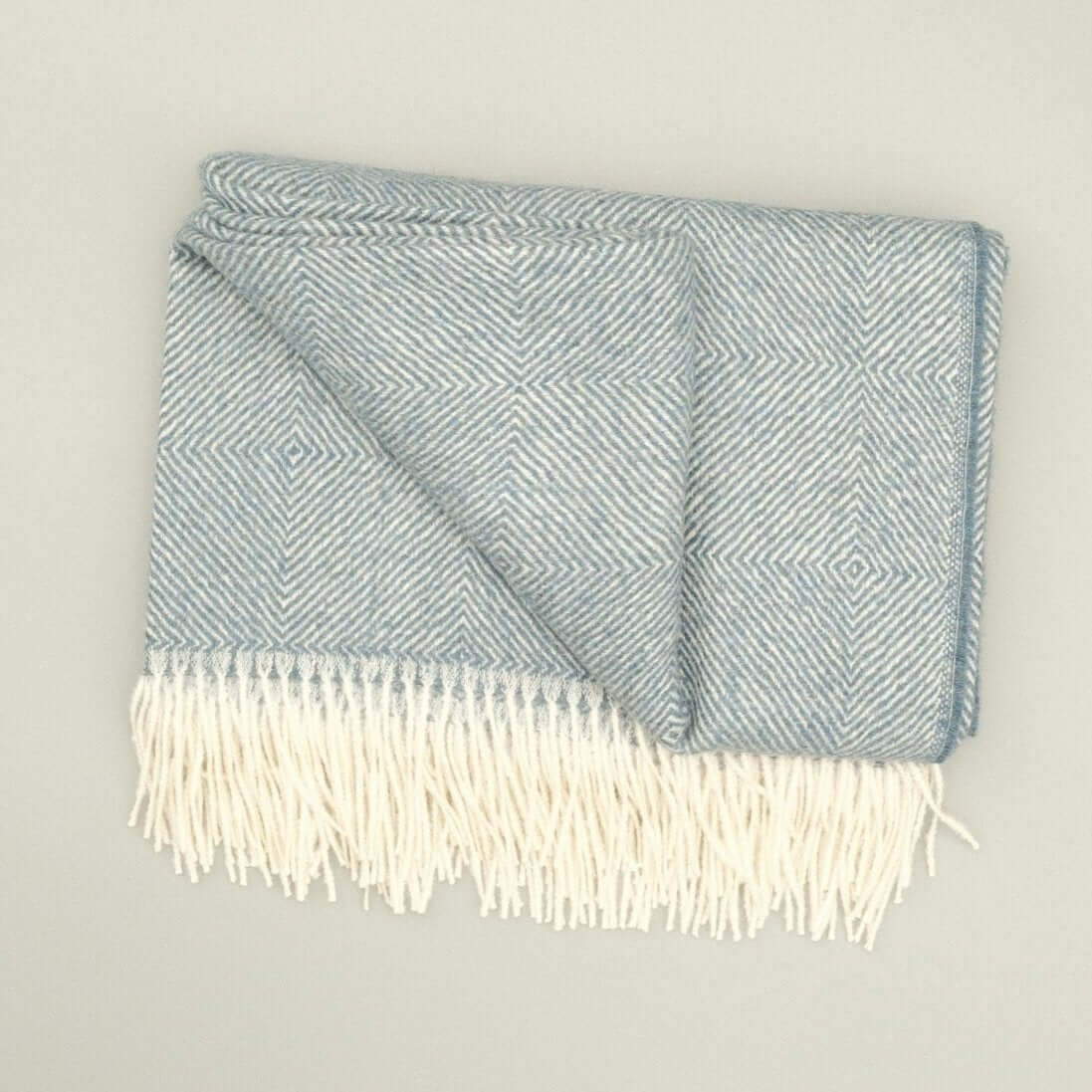 Alpaka Wohndecke aus 100% Baby-Alpakawolle in Grau und Blau mit Diamantmuster und Fransen