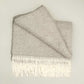 Alpaka Wohndecke aus 100% Baby-Alpakawolle mit Diamantmuster in Grau und Blau, fransig, 135x185 cm