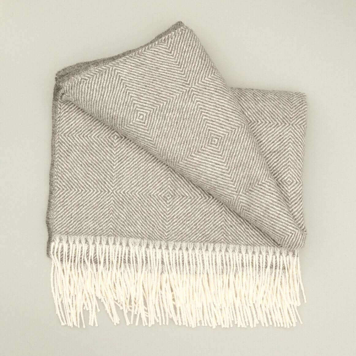 Alpaka Wohndecke aus 100% Baby-Alpakawolle mit Diamantmuster in Grau und Blau, fransig, 135x185 cm