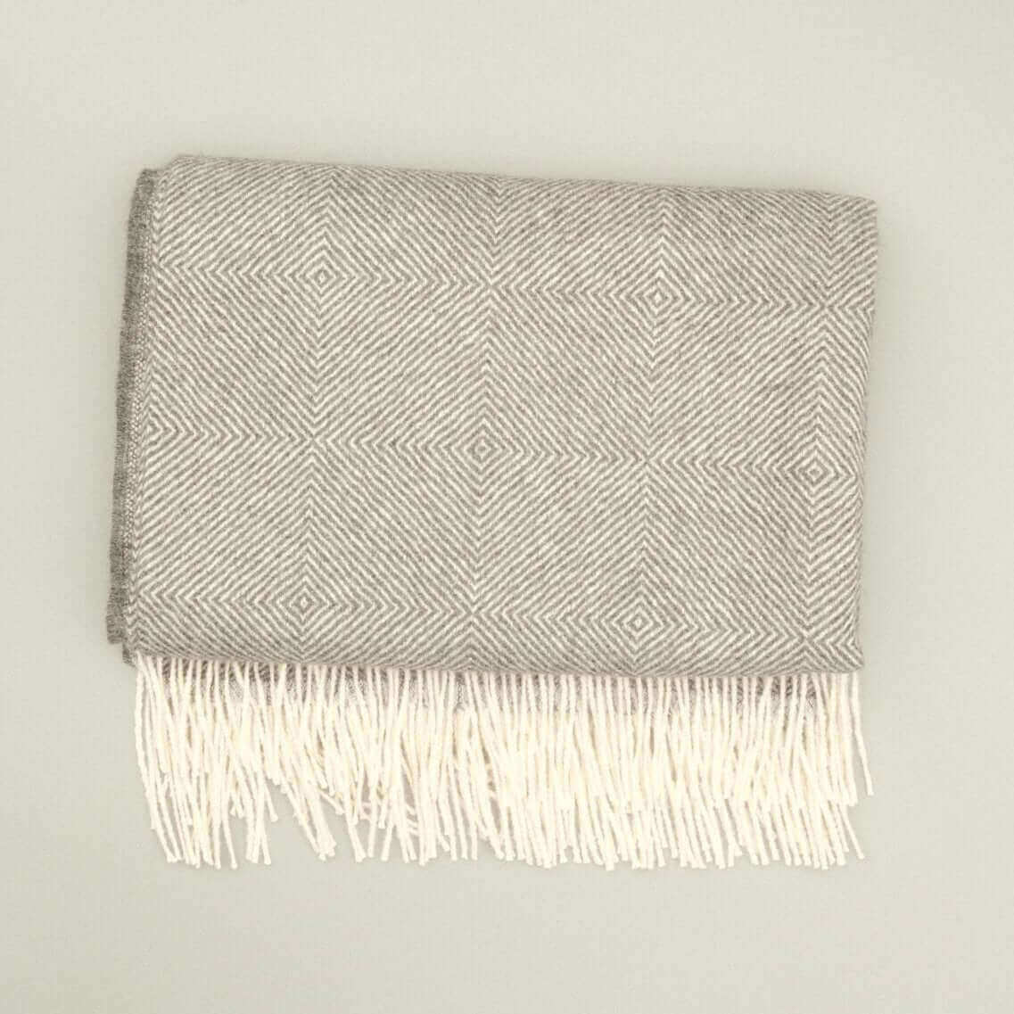 Alpaka Wohndecke aus 100% Baby-Alpakawolle mit Diamantmuster in Grau und Blau, Größe 135x185 cm.