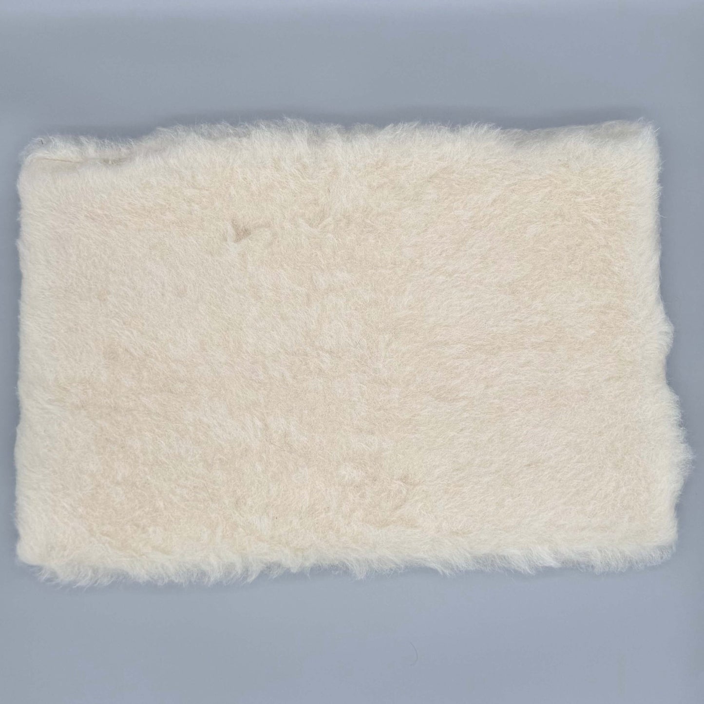 Alpaka Kissenbezug 40x60 cm aus Alpakawolle in Cremefarbe für Sofa und Bett.