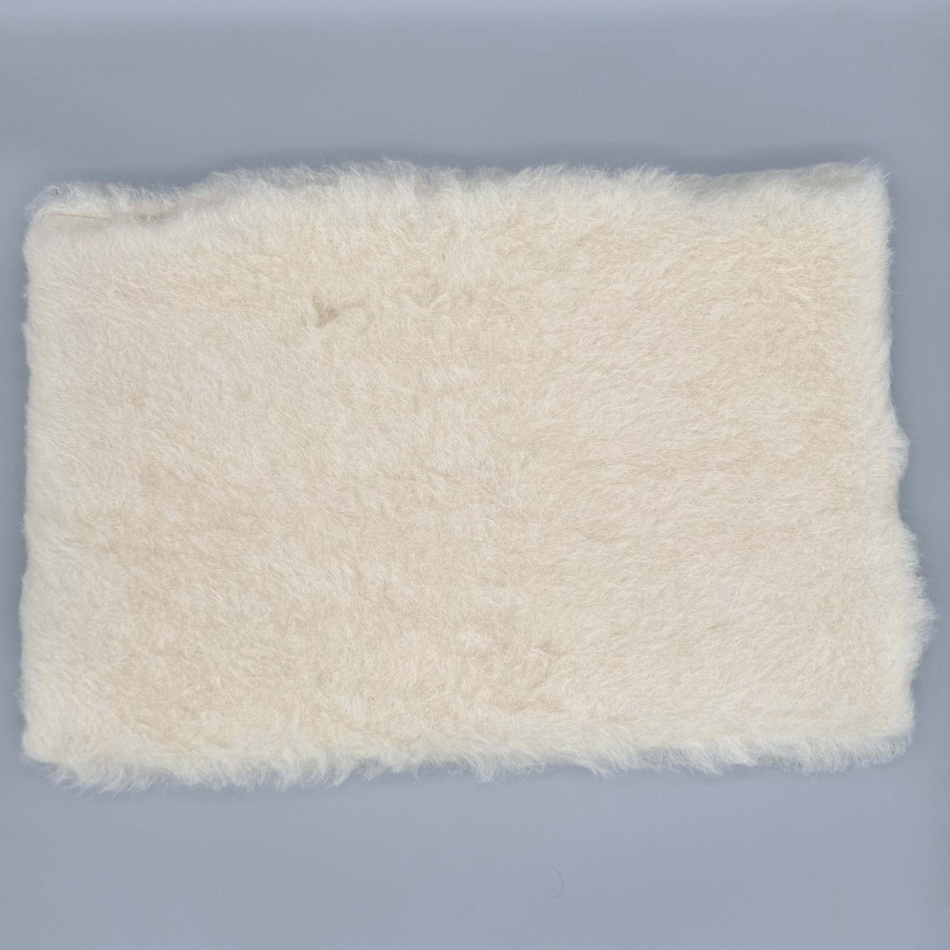 Alpaka Kissenbezug 40x60 cm aus Alpakawolle in Cremefarbe für Sofa und Bett.