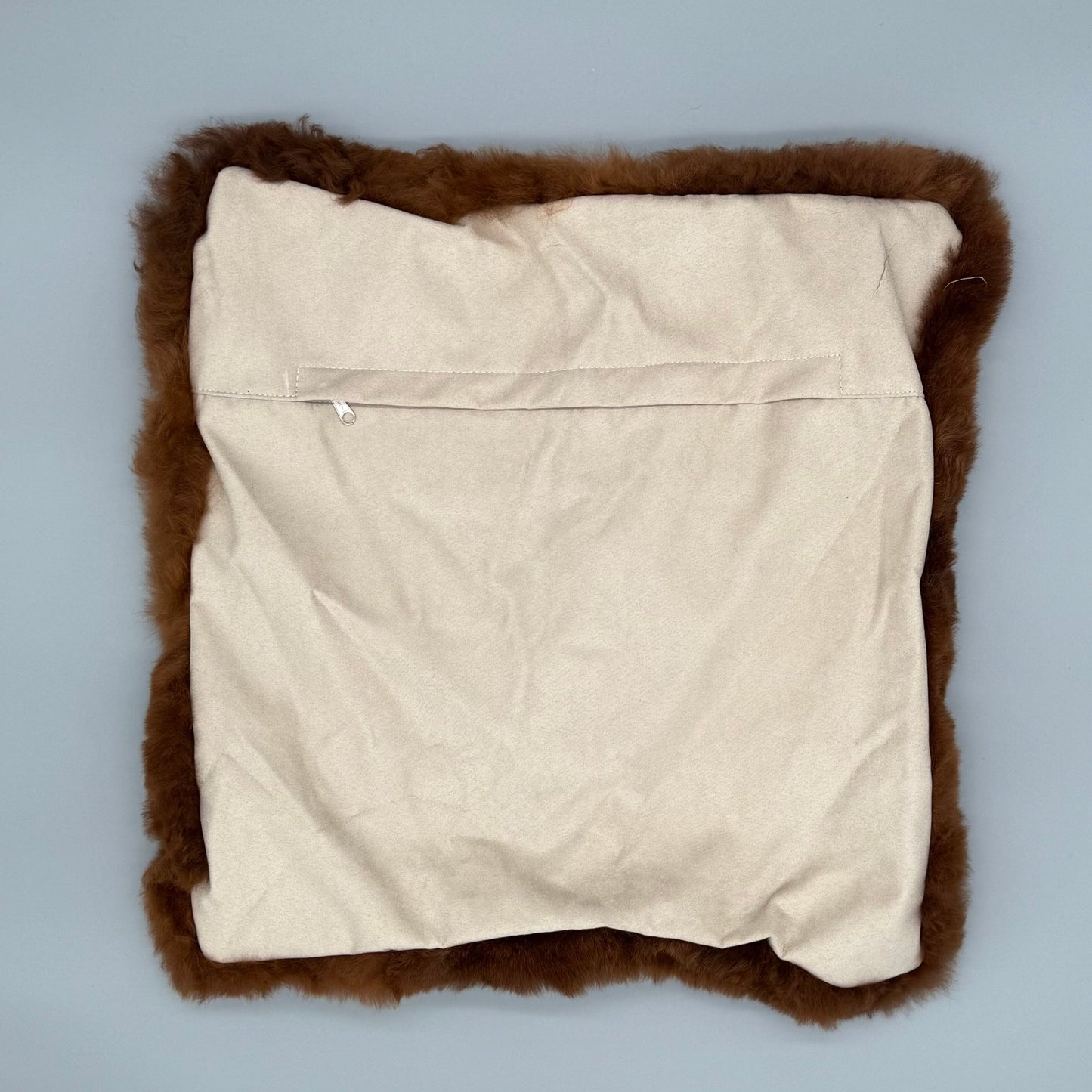 Echtfell Kissenbezug 40x40 cm aus 100% Baby-Alpakafell in Dunkelbraun für natürlichen Komfort.