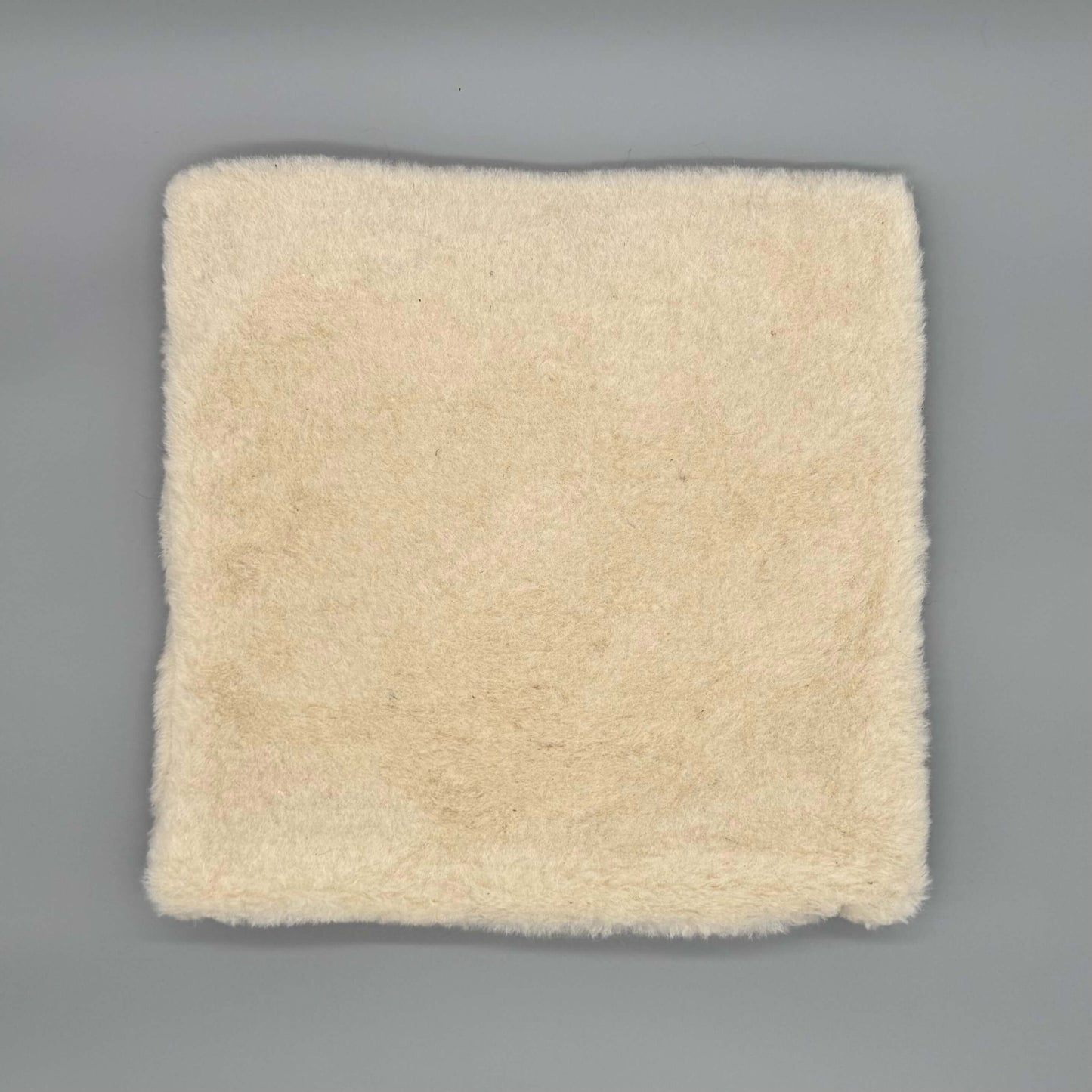 Alpaka Zierkissen 40x40 cm aus Alpakawolle in Beige, weich und flauschig, ideal für Wohnräume.