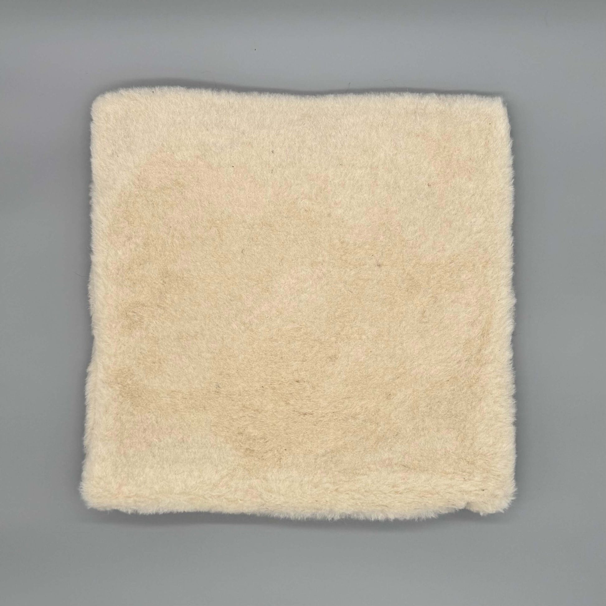 Alpaka Zierkissen 40x40 cm aus Alpakawolle in Beige, weich und flauschig, ideal für Wohnräume.