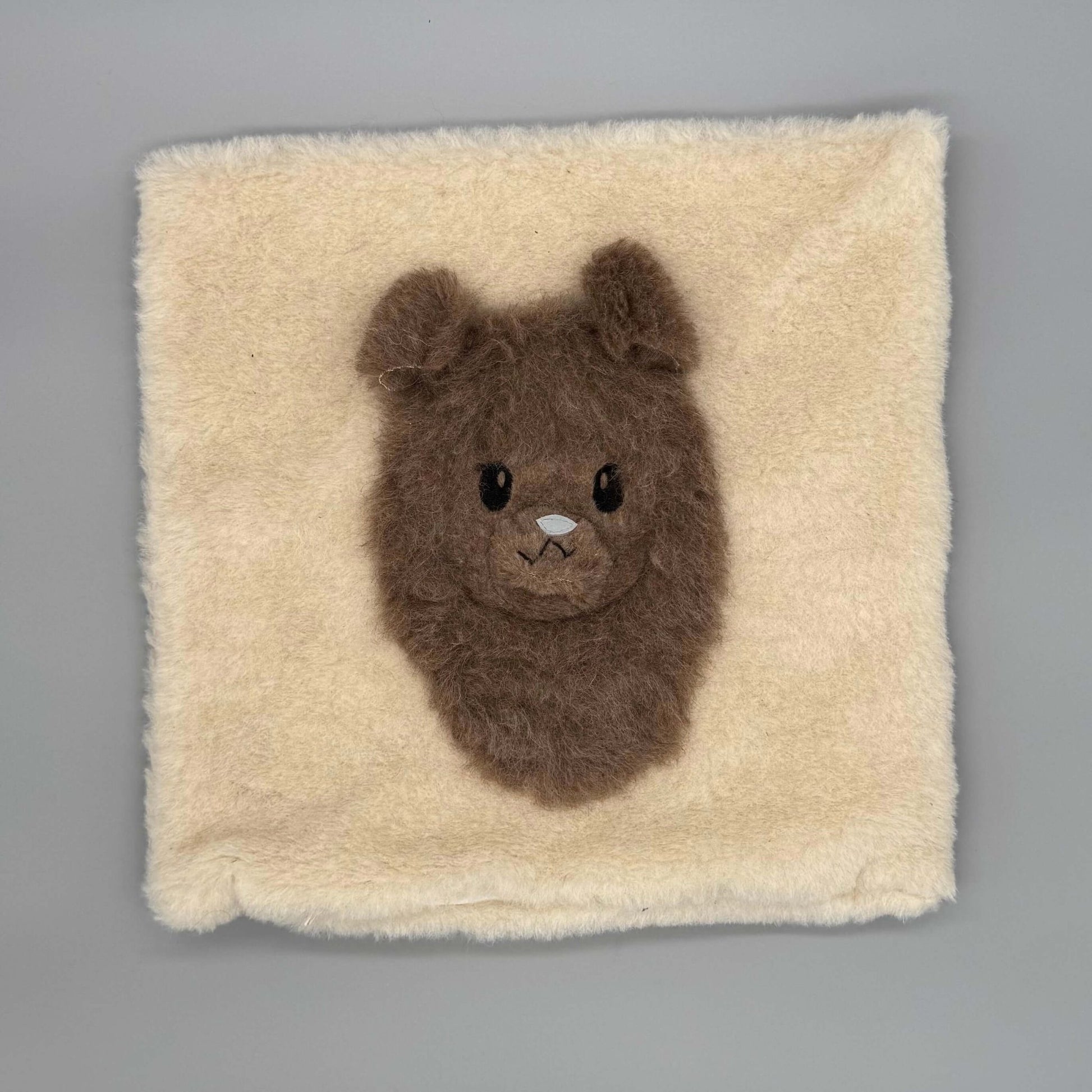 Alpaka Zierkissen 40x40 cm aus Alpakawolle mit 3D Alpaka Motiv in Braun und Weiß.