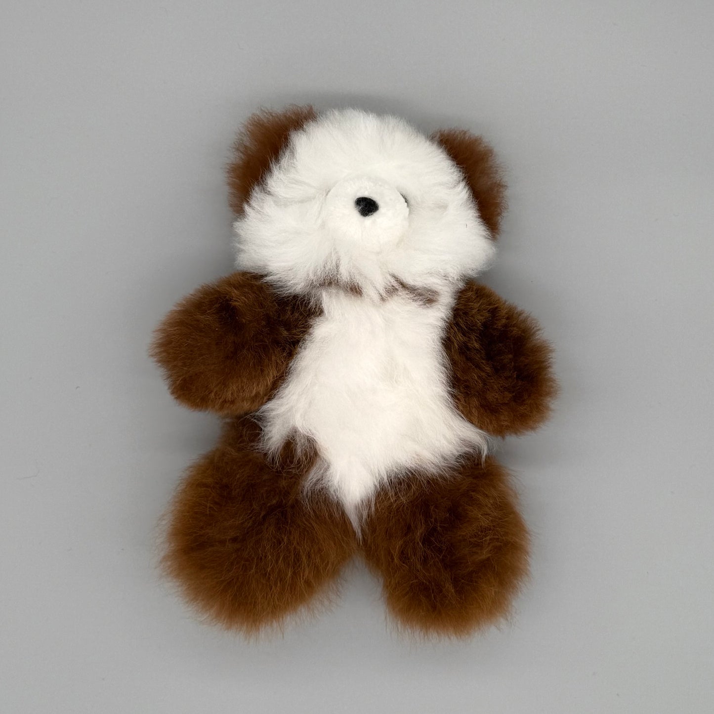 Alpaka Kuscheltier Teddybär aus Baby Alpakawolle in Braun und Weiß, besonders weich und kuschelig.