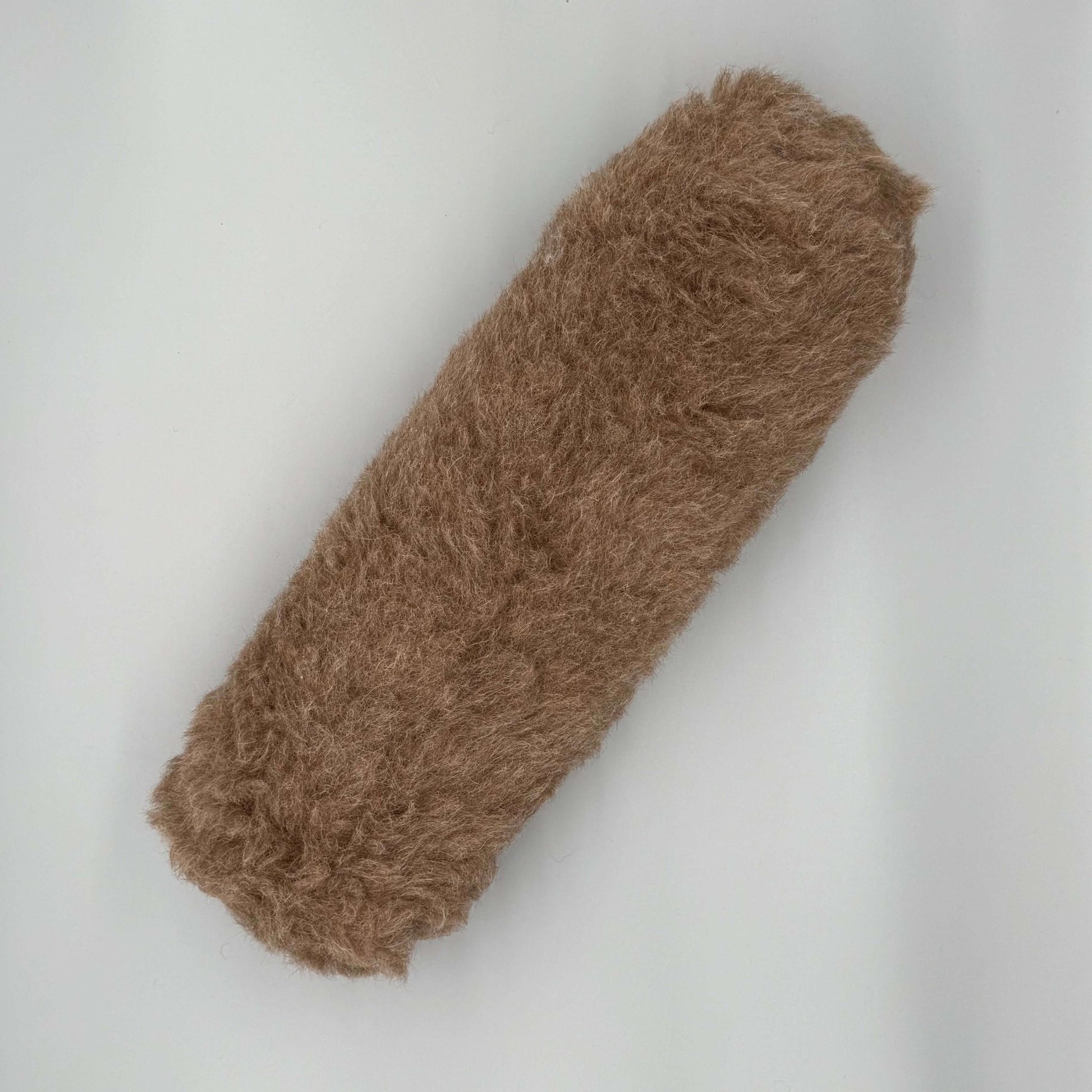 Nackenrolle aus Alpaka Wolle in Braun – Extra langes flauschiges Kopf Kissen mit weichem Alpakaflor.