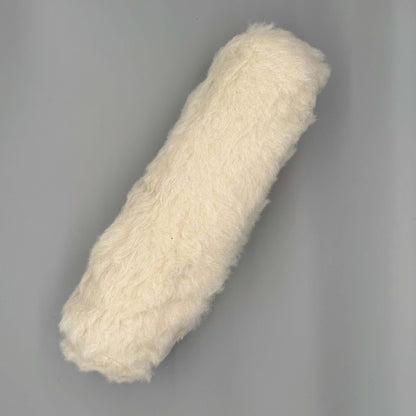 Nackenrolle aus Alpaka Wolle – Extra langes flauschiges Kopfkissen in Weiß mit weichem Alpakaflor.