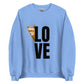 Alpaka Pullover LOVE in hellblau mit Alpaka Franzl, der neugierig aus dem Design hervorschaut.