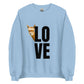 Alpaka Pullover LOVE mit neugierigem Alpaka Franzl und großem LOVE Print auf hellblauem Hintergrund.