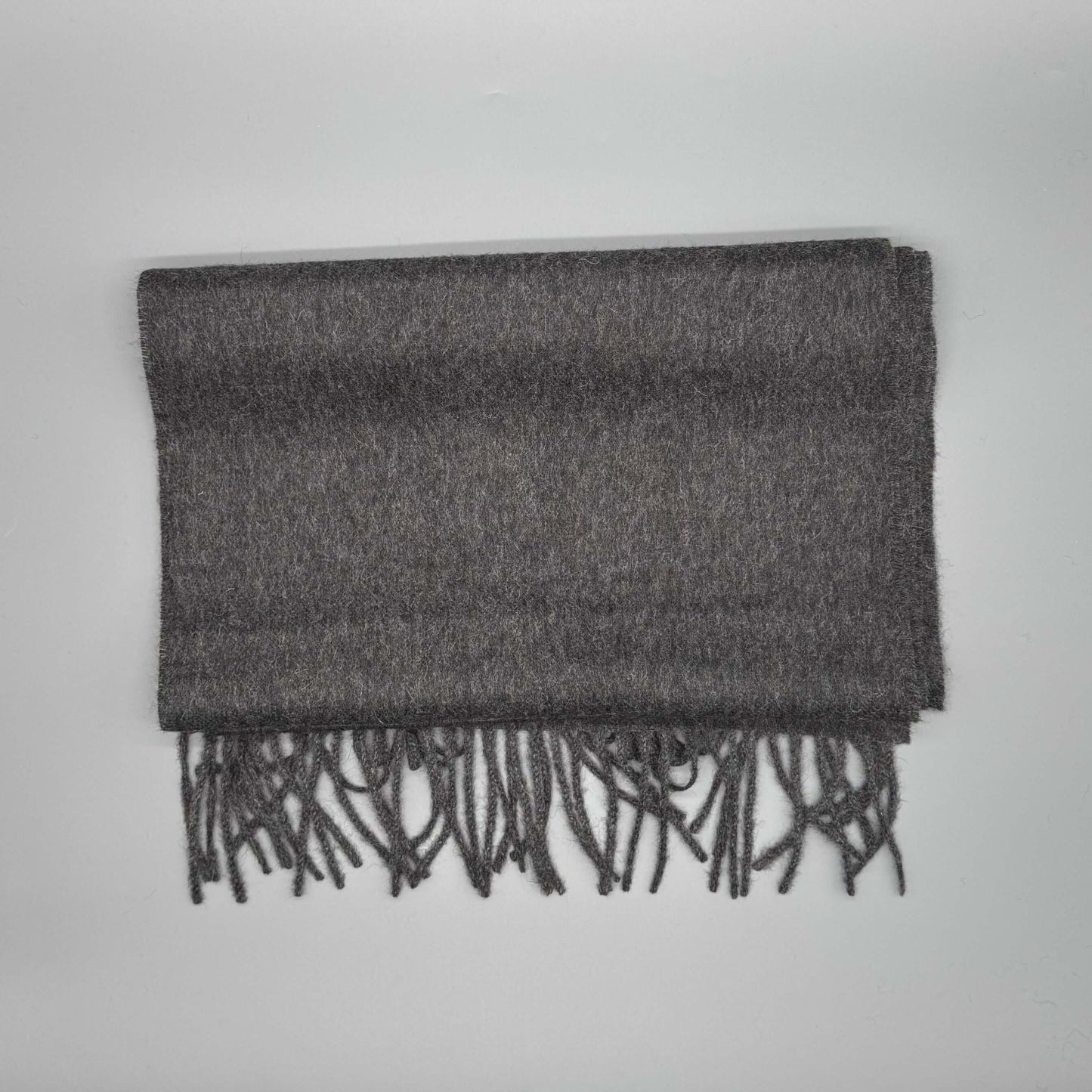 Alpaka Schal aus 100% Baby-Alpakawolle in Grau, weich und stilvoll, 180x30 cm mit Fransen.