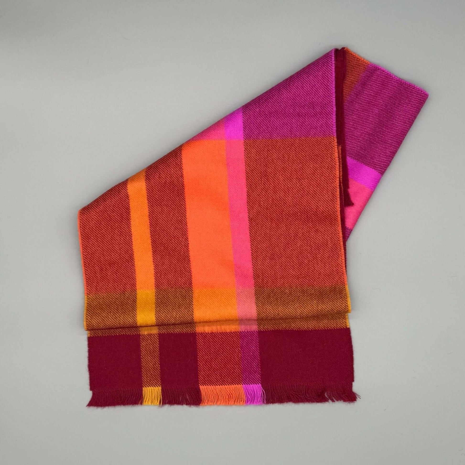 Alpaka Webschal aus 100% Baby Alpakawolle mit mehrfarbigem Karomuster, 30 × 180 cm.