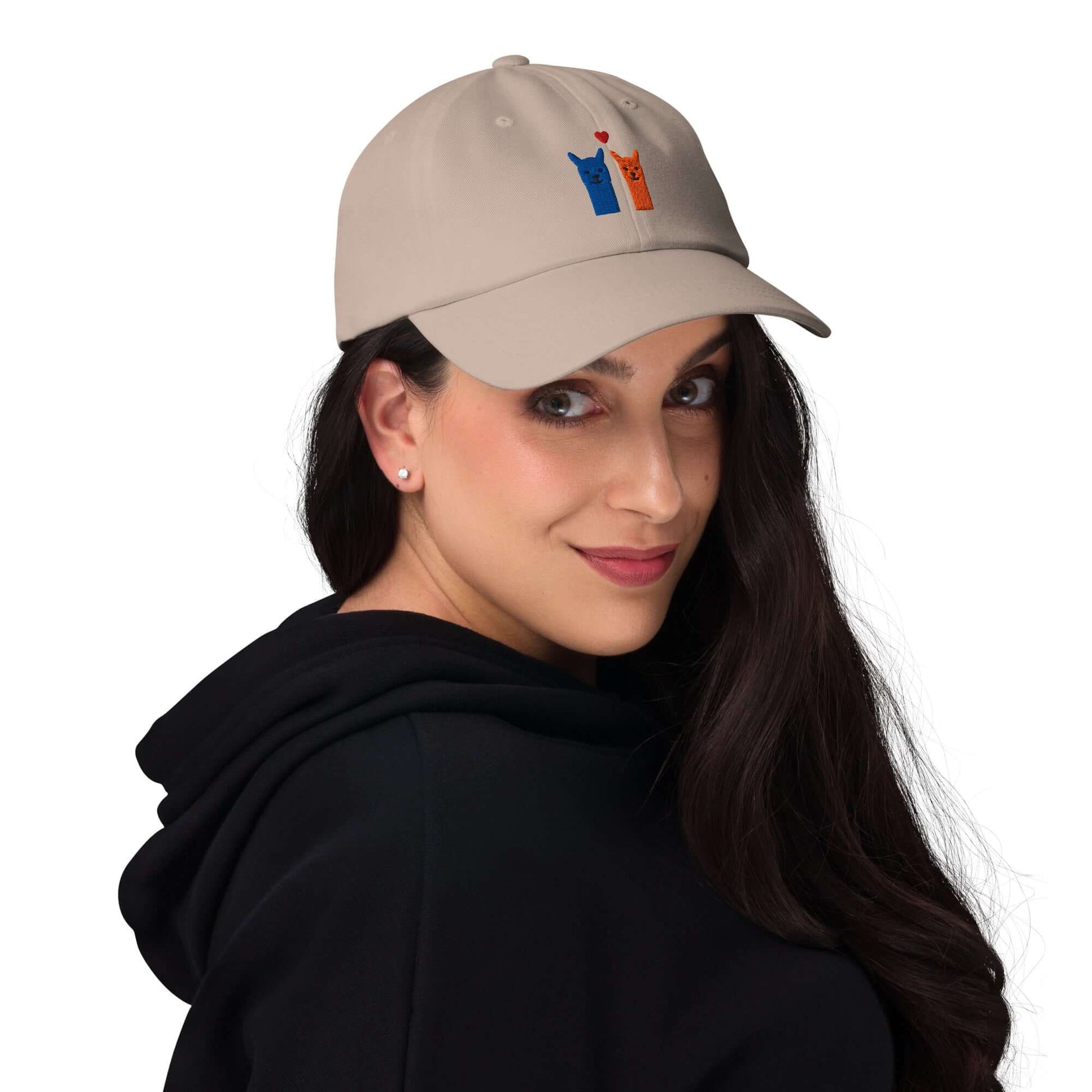 Alpaka Cap bestickt mit Alpaka-Motiv, getragen von einer Frau in schwarzem Hoodie, für Alpaka-Fans.
