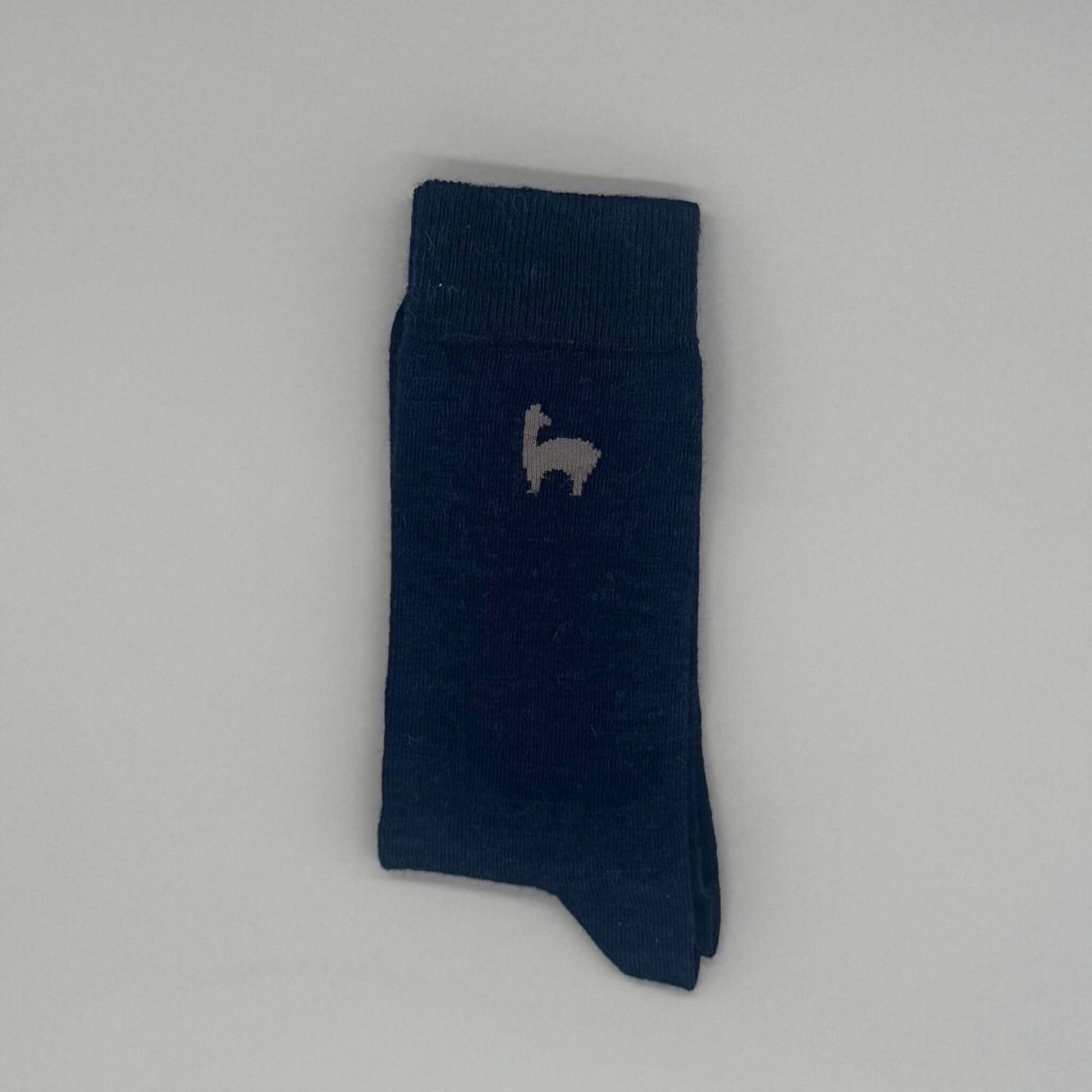Dunkelblaue Alpakasocken aus 80% Baby-Alpakawolle mit Llama-Motiv für Komfort und Stil.