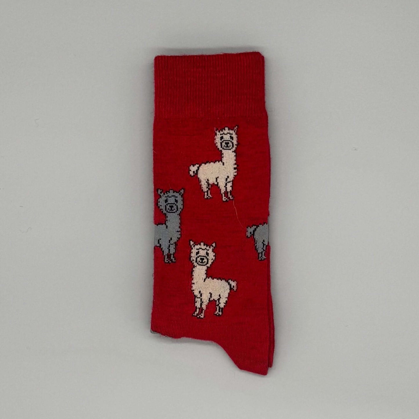 Bunte Alpaka Strümpfe mit süßem Alpaka-Motiv in Rot und Grau, aus 80% Baby Alpakawolle, atmungsaktiv und nachhaltig.