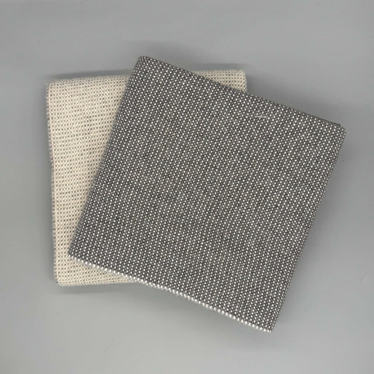Moderne 130 x 180 cm Sofadecke Baby Alpaka Wolle in Beige und Grau auf grauem Hintergrund.