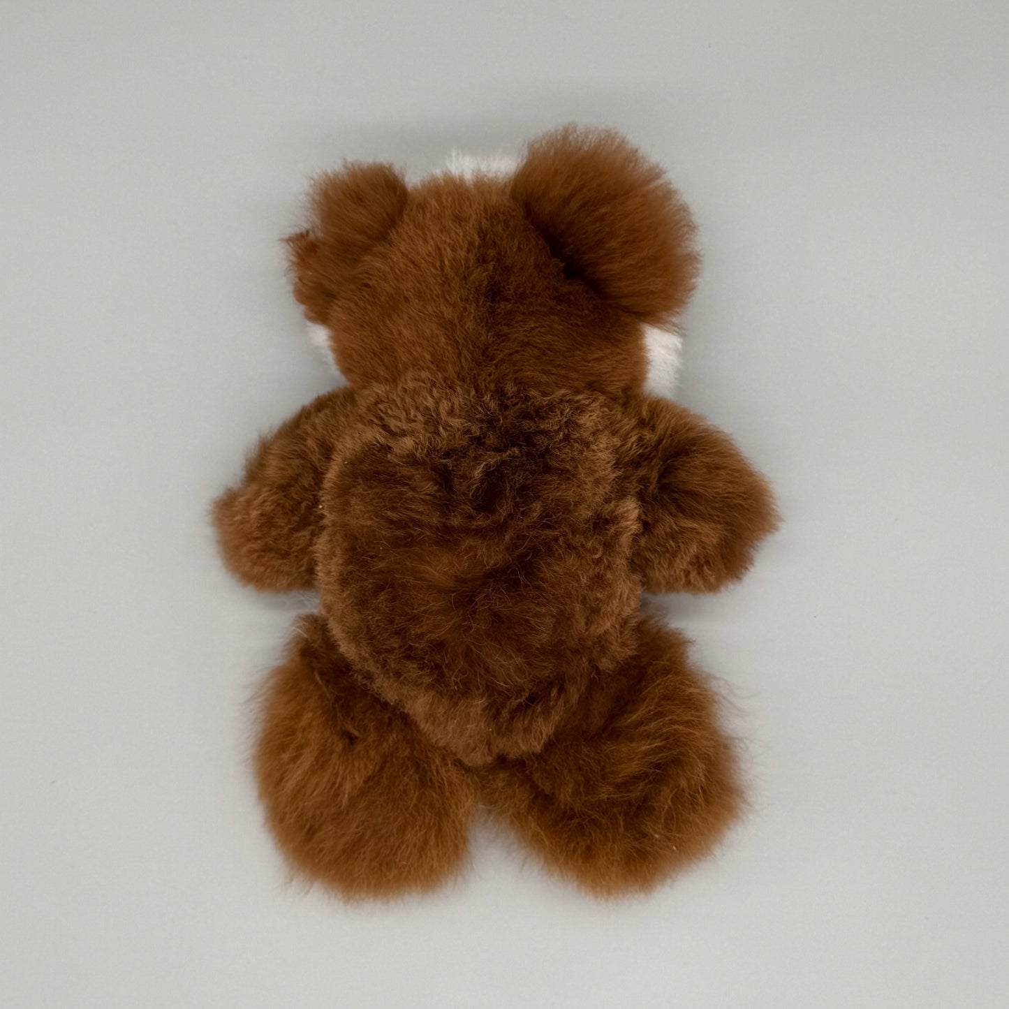 Alpaka Kuscheltier Teddybär aus Baby Alpakawolle in Braun und Weiß, flauschig und sanft.
