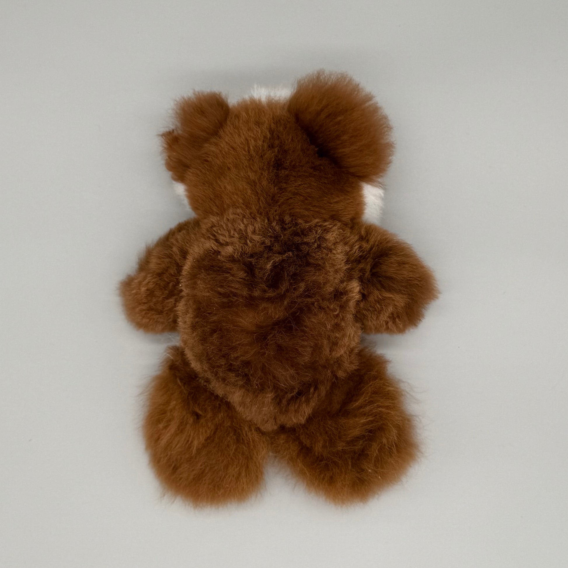 Alpaka Kuscheltier Teddybär aus Baby Alpakawolle in Braun und Weiß, flauschig und sanft.