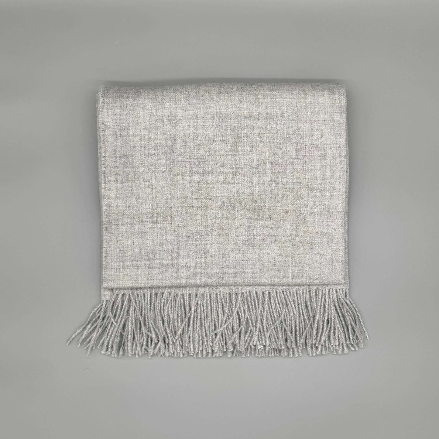 Weiche Alpaka Couchdecke 135x180cm aus 100% Baby-Alpakawolle in Grau mit Fransen