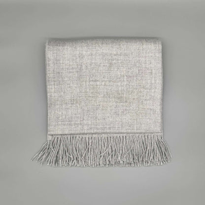 Weiche Alpaka Couchdecke 135x180cm aus 100% Baby-Alpakawolle in Grau mit Fransen