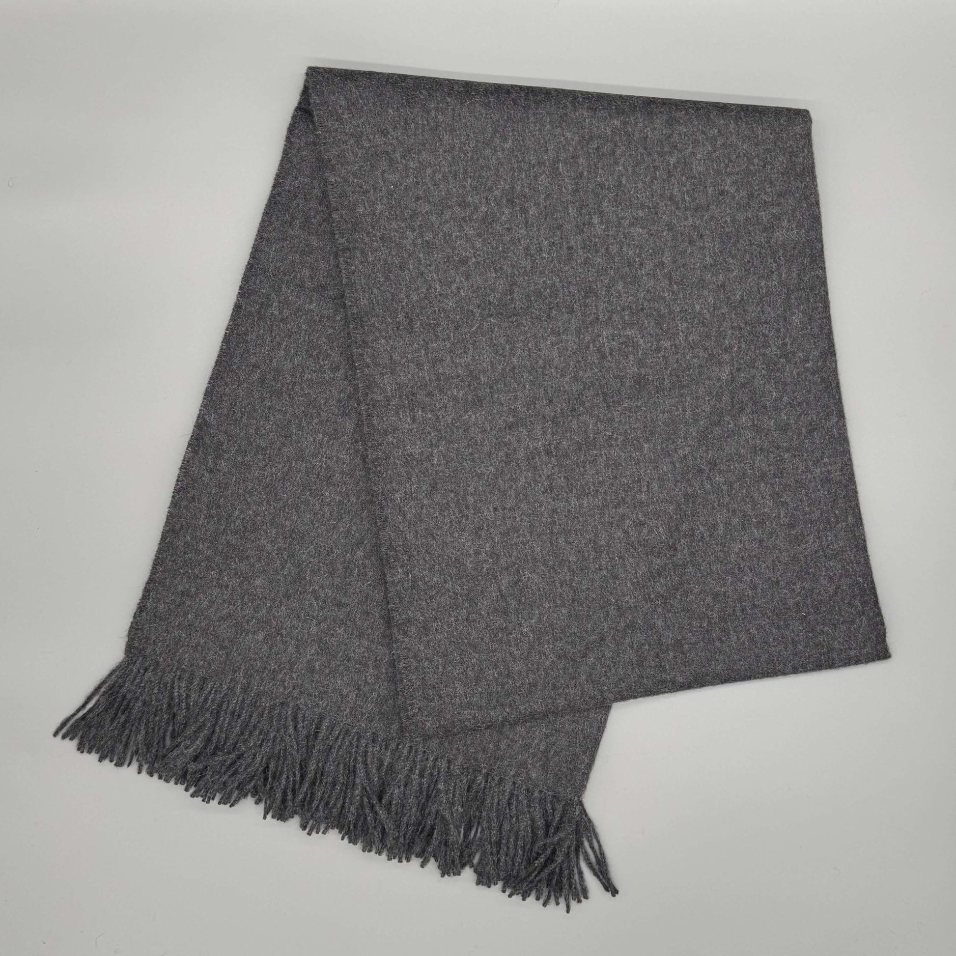 Alpaka Couchdecke 135x180cm aus 100% Baby-Alpakawolle in Grau mit Fransen