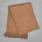 Kuschelige Alpaka Couchdecke 135x180cm in Beige mit Fransen, aus 100% Baby-Alpakawolle für Wärme und Eleganz.