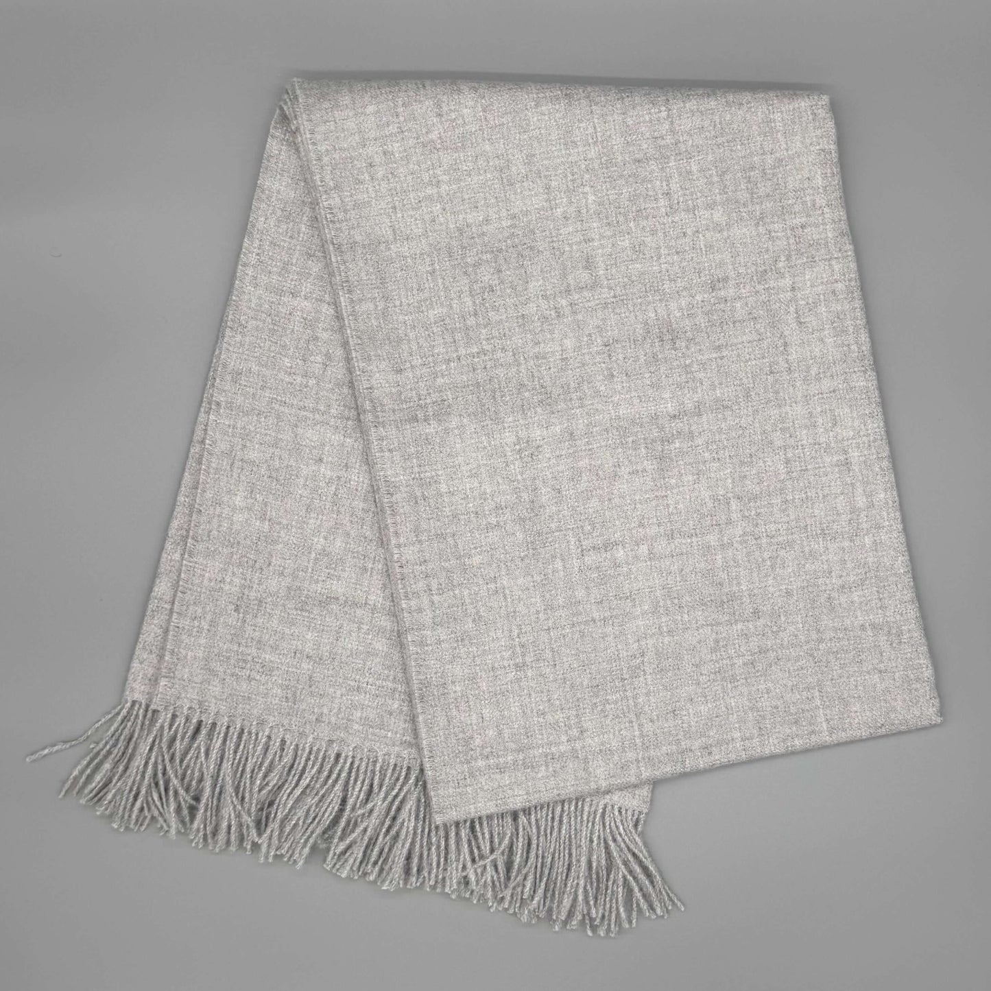 Weiche Alpaka Couchdecke 135x180cm aus 100% Baby-Alpakawolle in Grau, ideal für jedes Zuhause.