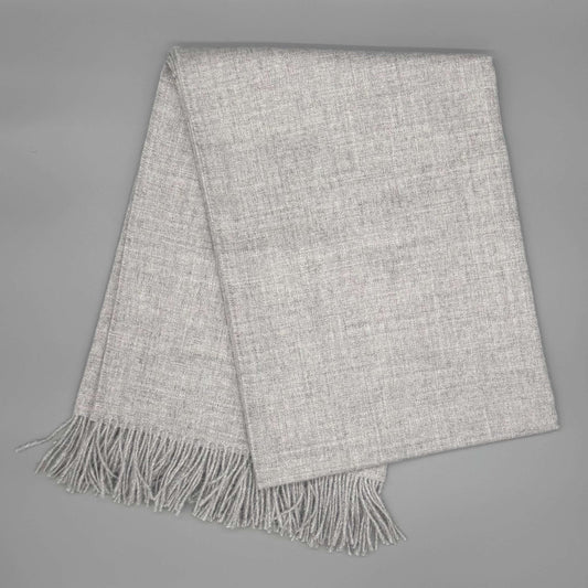 Weiche Alpaka Couchdecke 135x180cm aus 100% Baby-Alpakawolle in Grau, ideal für jedes Zuhause.