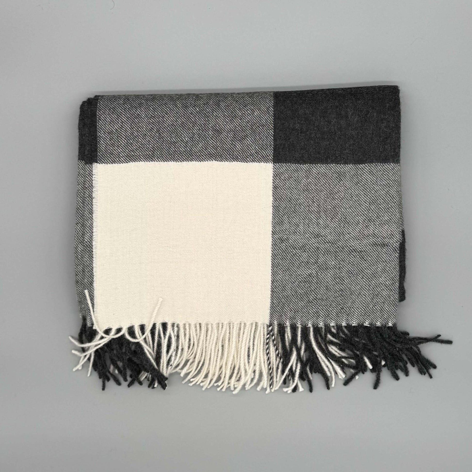 Flauschige Decke 130x180 cm aus 100% Babyalpakawolle im Karomuster in Blau und Grau