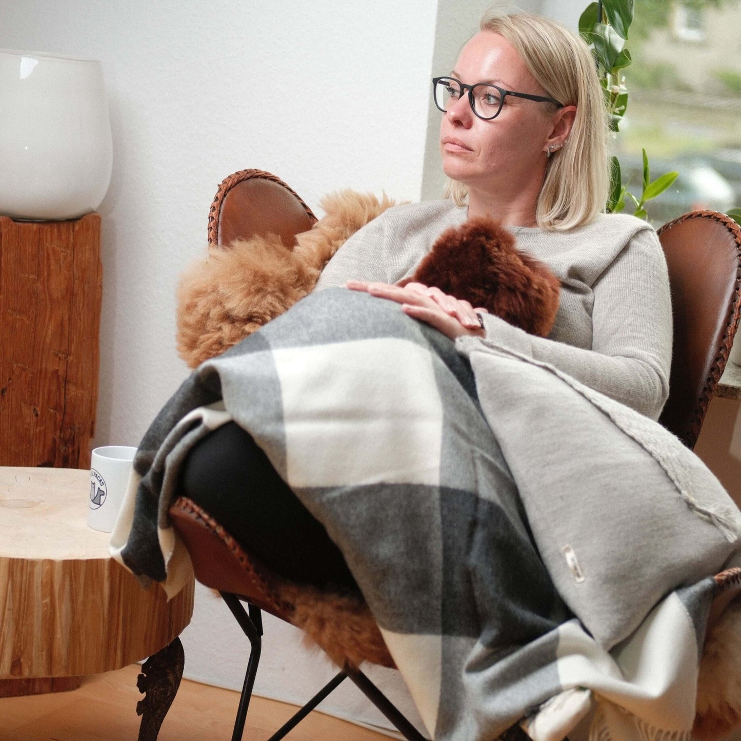 Flauschige Decke 130x180 cm aus 100% Babyalpakawolle im Karomuster, ideal für Gemütlichkeit und Stil.