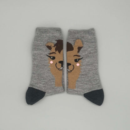 Niedliche Alpakasocken kaufen mit Alpaka-Motiv und 3D-Öhrchen in Grau, aus 41 % Alpakawolle.