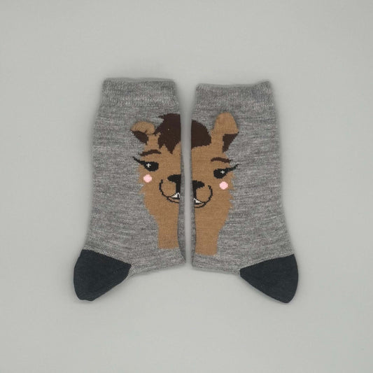 Niedliche Alpakasocken kaufen mit Alpaka-Motiv und 3D-Öhrchen in Grau, aus 41 % Alpakawolle.