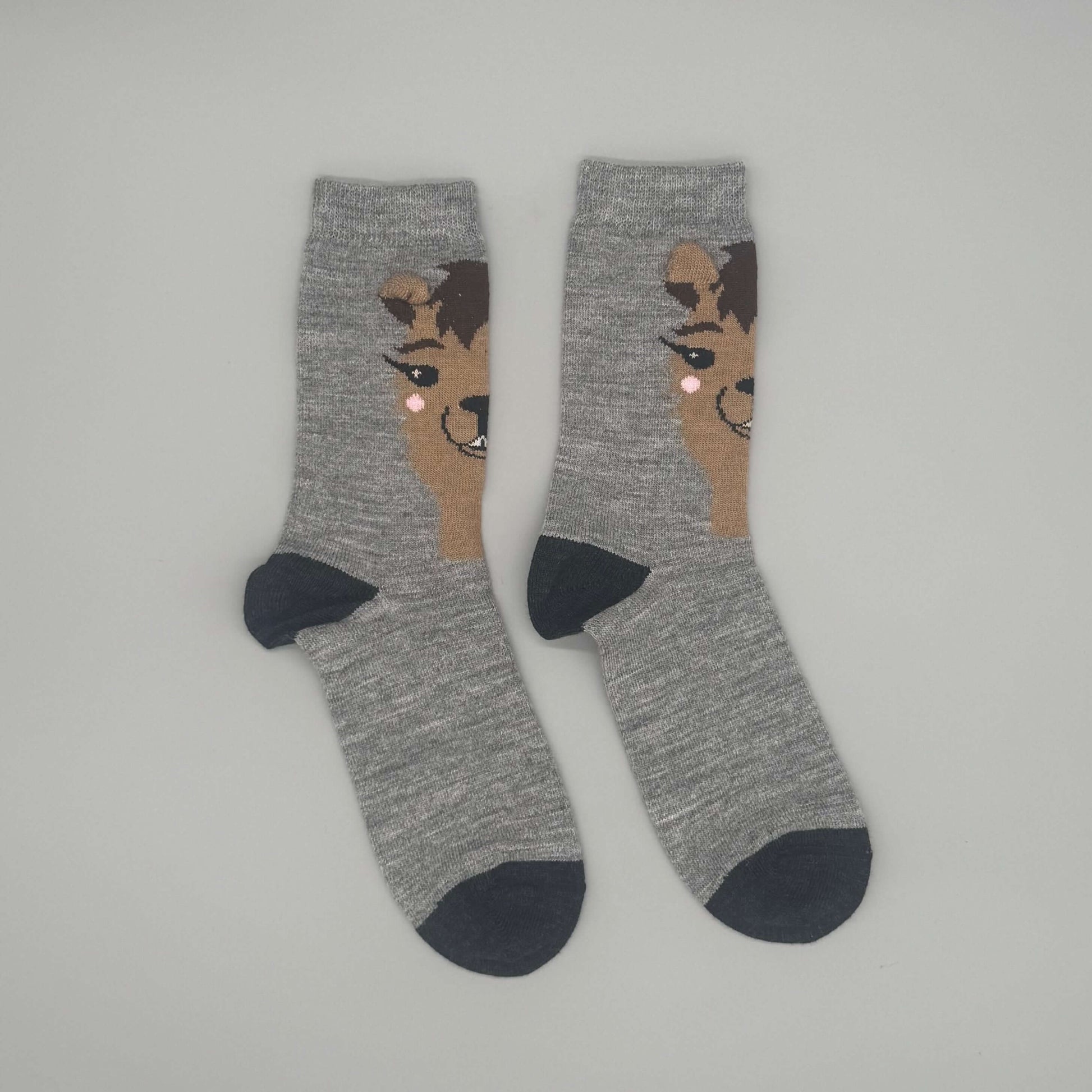 Niedliche Alpakasocken kaufen aus Alpakawolle in Grau mit 3D-Öhrchen, ideal für jede Jahreszeit.