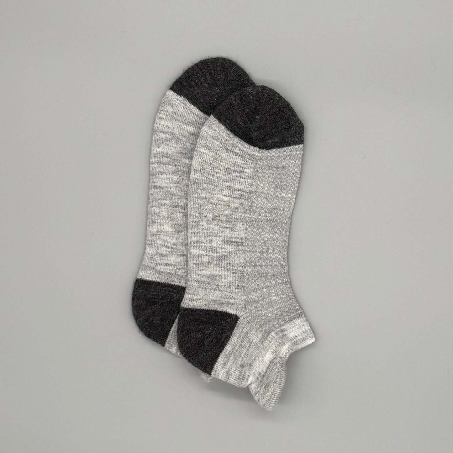 Alpaka Sportsocken Herren & Damen mit Fersenschutz in Schwarz und Grau, ganzjährig geeignet.