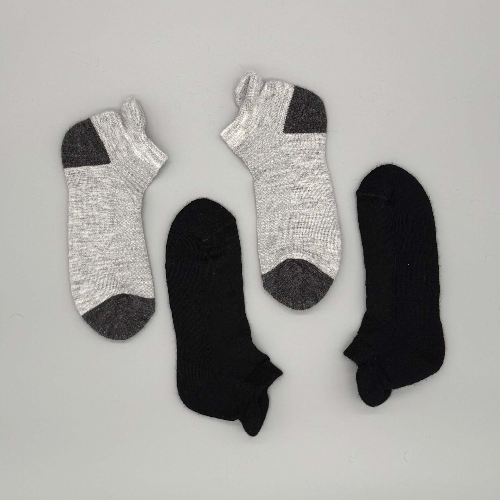 Alpaka Sportsocken mit Fersenschutz in Schwarz und Grau, atmungsaktiv und hautfreundlich, ganzjährig geeignet.