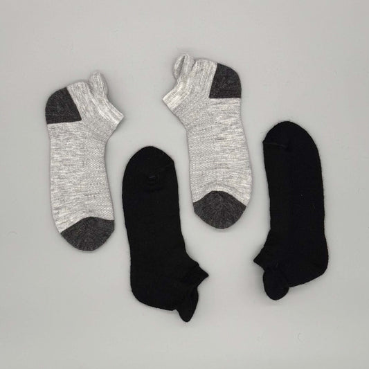 Alpaka Sportsocken mit Fersenschutz in Schwarz und Grau, atmungsaktiv und hautfreundlich, ganzjährig geeignet.