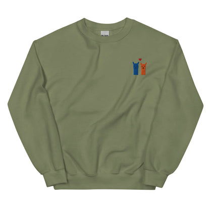 Alpaka Pullover mit Stickerei kaufen, olivgrüner Sweater mit süßen Alpaka-Emojis und Herzmotiv.