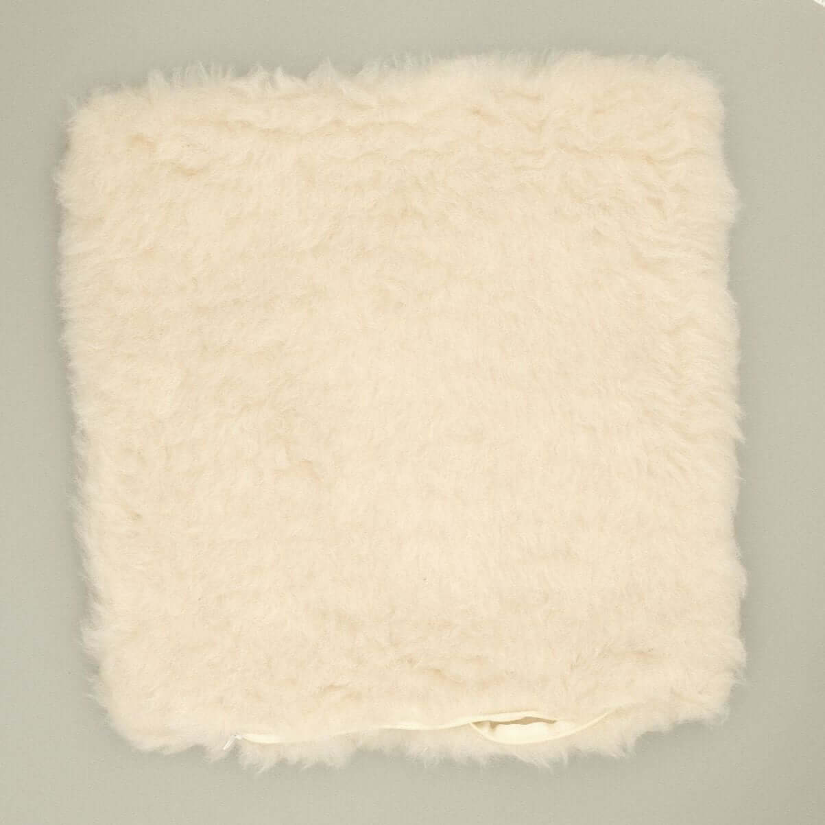 Alpaka Kissen 40x40 – weiches Dekokissen aus Alpakaflor in Cremefarbe