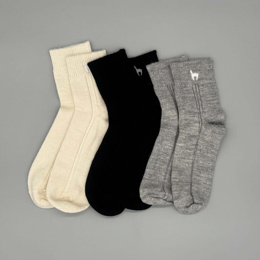 Dicke Alpakawolle Socken in Grau, Weiß und Schwarz, ideal für kalte Jahreszeiten. Bio Alpaka Socken für höchsten Tragekomfort.